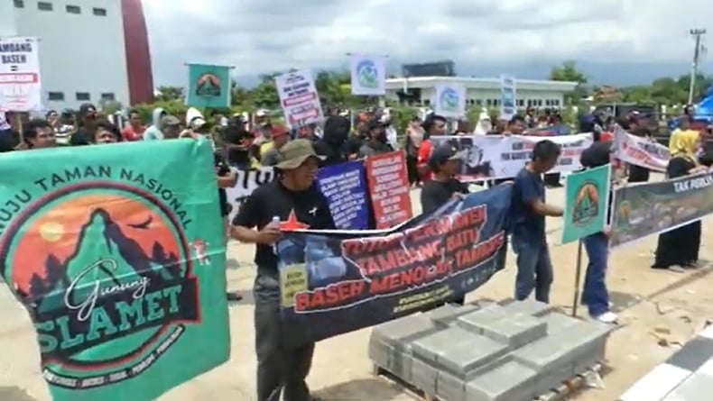 Warga Banyumas Geruduk DPRD, Tuntut Penutupan Penambangan di Lereng Gunung Slamet