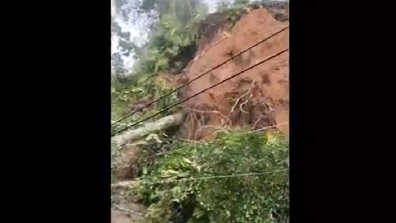 Mengerikan! Detik-Detik Longsor Nyaris Timbun Rumah Warga Terekam Kamera