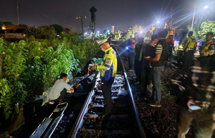 Geger! Mayat Pria Ditemukan di Pinggir Rel Kereta Lamongan, Penyebab Kematian Masih Diselidiki