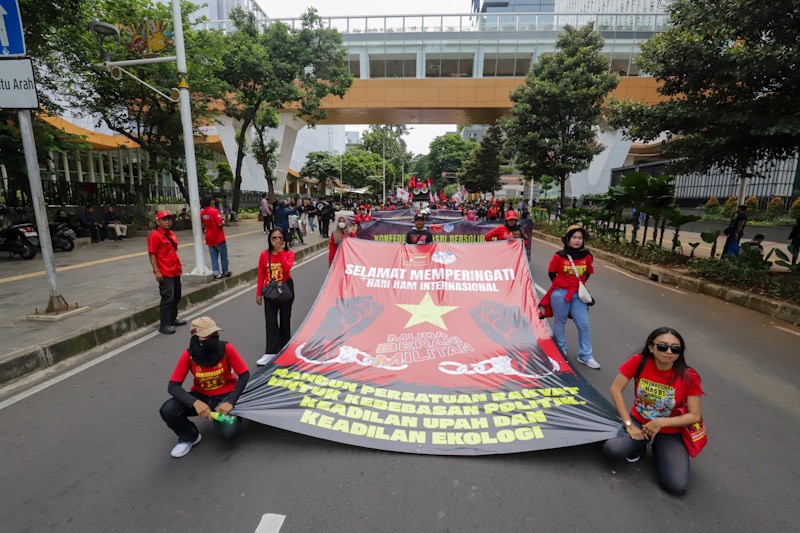Aksi Hari HAM Sedunia, Massa Buruh Tuntut Upah Layak - Bagian 1