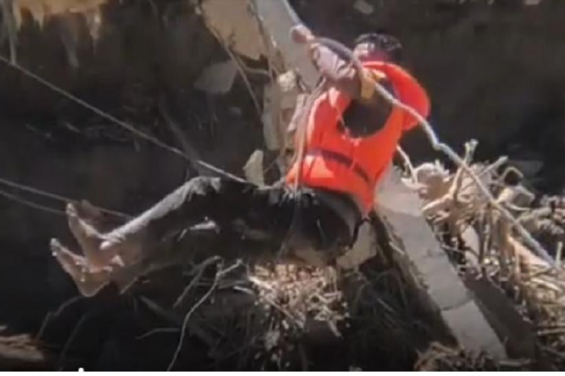 Aksi Heroik Polisi Jatuh Bangun hingga Terseret Arus Seberangkan Warga Gayo Lues