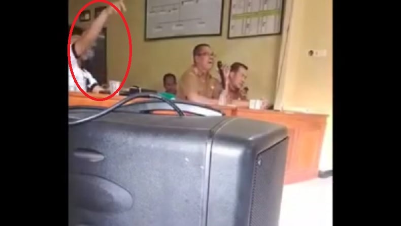 Viral! Anak Kades Sukatani Gebrak Meja Saat Warga Tagih Perbaikan Jalan Rusak
