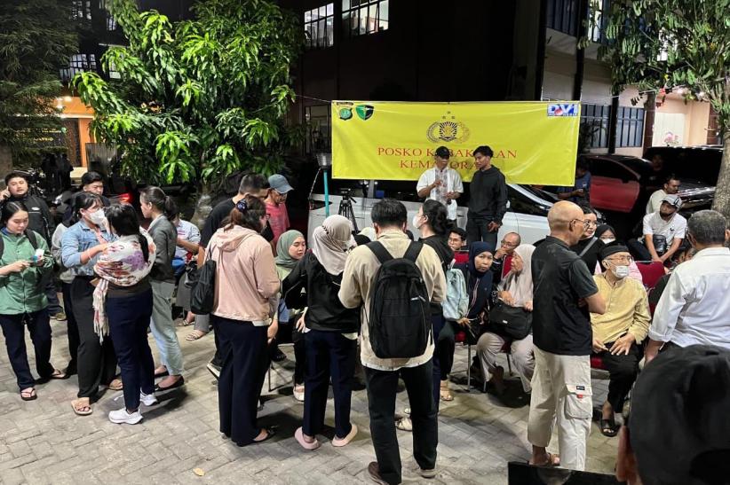 Suasana Haru di RS Polri, Keluarga Jemput Korban Kebakaran Kemayoran  - Bagian 4