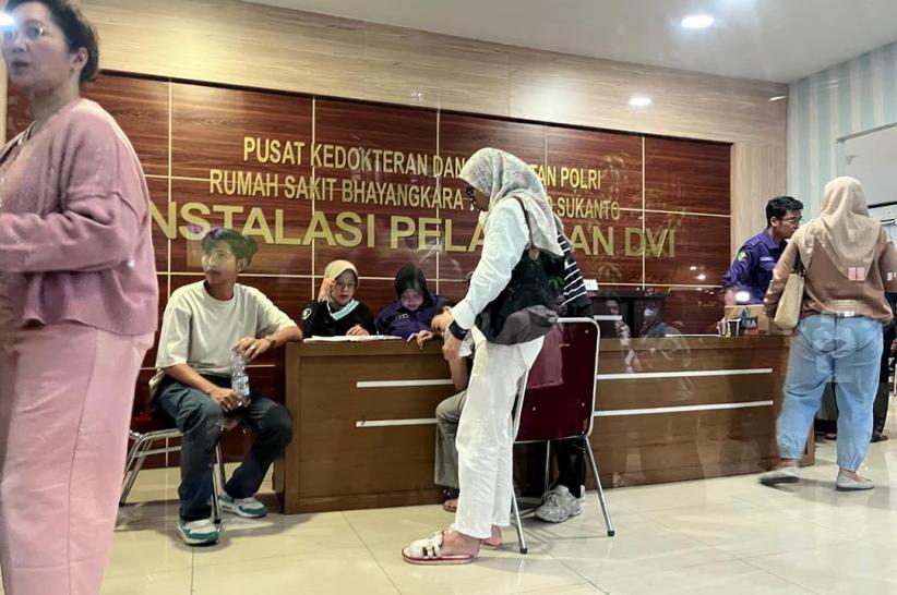 Suasana Haru di RS Polri, Keluarga Jemput Korban Kebakaran Kemayoran  - Bagian 1