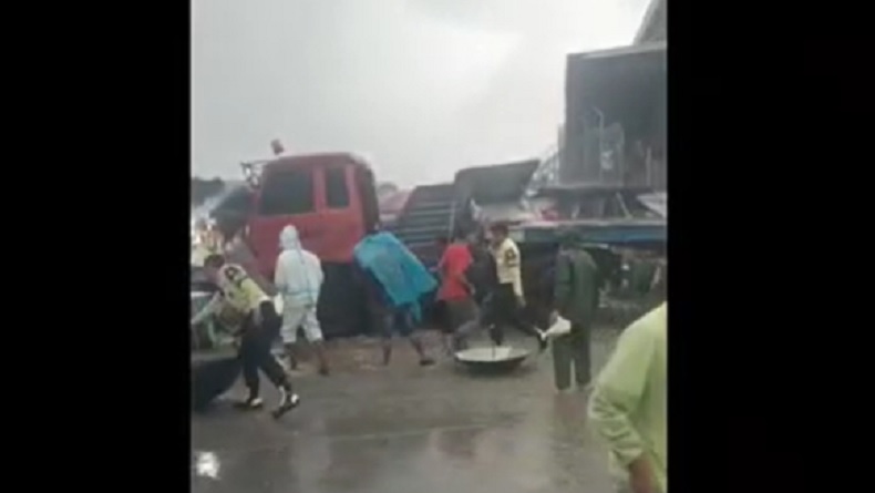 Truk Meluncur Tanpa Sopir di Grobogan, Tabrak 4 Warung dan Pedagang Bakso Keliling