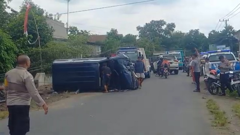 Mobil Pengantar Pengantin Tabrak Tiang di Jombang, 1 Penumpang Terlempar