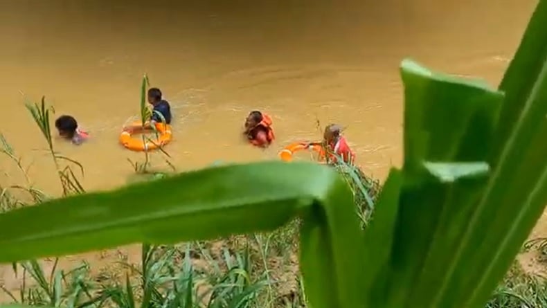 8 Santriwati Tenggelam di Sungai Lusi Blora, 5 Belum Ditemukan