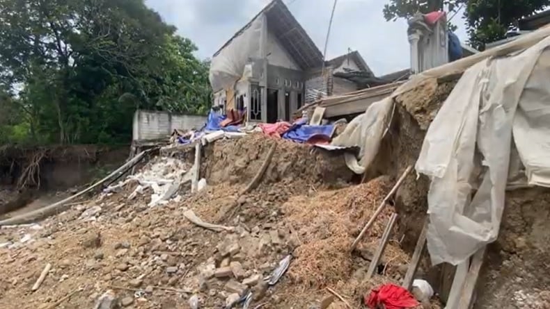 Tanah Ambles di Nganjuk, Sejumlah Rumah Warga Rusak