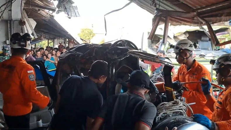 Terios Ringsek Dihantam Truk di Cilacap, Evakuasi 4 Korban Tewas Berlangsung Dramatis