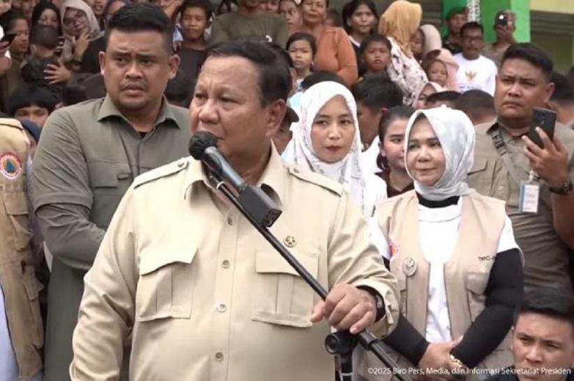 Prabowo Temui Pengungsi di Langkat, Pastikan Air Bersih dan Perbaikan Tanggul