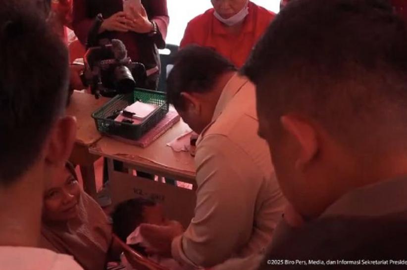 Kepedulian Prabowo di Pengungsian Langkat, Peluk Ibu-Ibu hingga Lap Anak Sakit