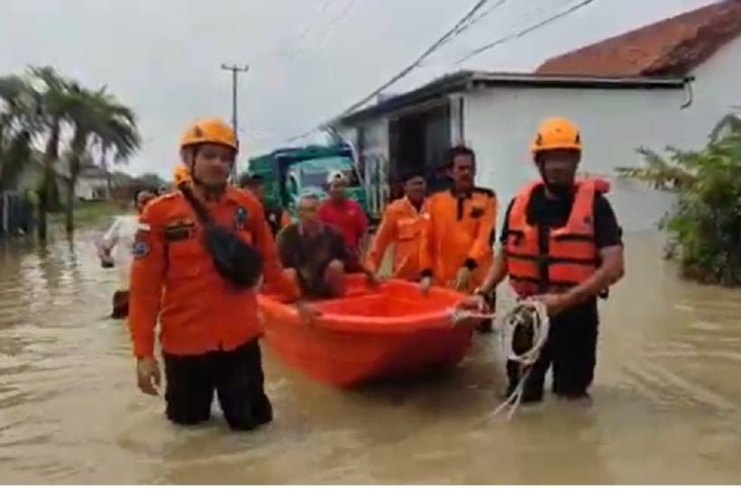 Banjir 1,5 Meter Rendam 15 Desa di Cirebon, BPBD Evakuasi Lansia