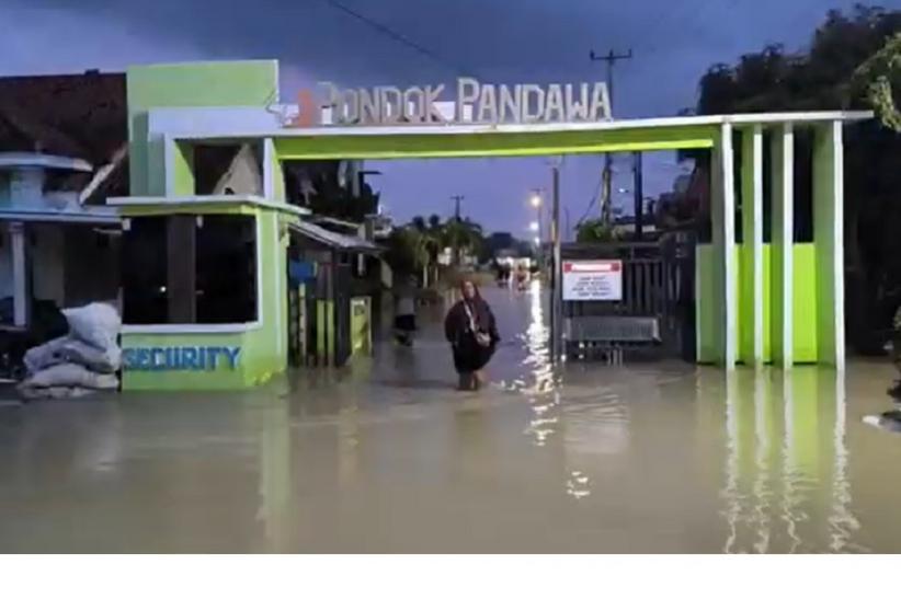Banjir Makin Tinggi, Warga 7 Kecamatan di Cirebon Pilih Bertahan dalam Rumah