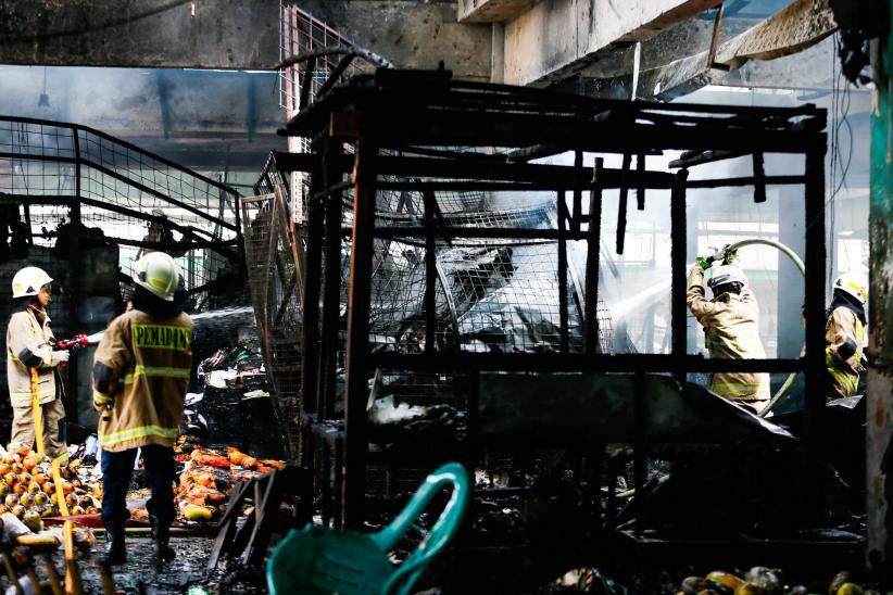 Pasar Induk Kramat Jati Kebakaran, Ratusan Lapak Pedagang Buah Hangus Dilalap Api - Bagian 6
