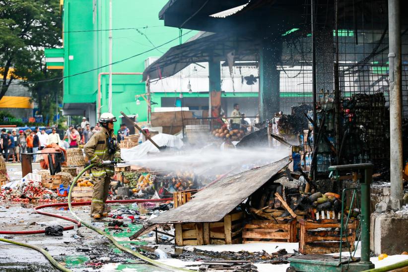 Pasar Induk Kramat Jati Kebakaran, Ratusan Lapak Pedagang Buah Hangus Dilalap Api - Bagian 4