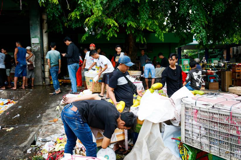 Pasar Induk Kramat Jati Kebakaran, Ratusan Lapak Pedagang Buah Hangus Dilalap Api - Bagian 5