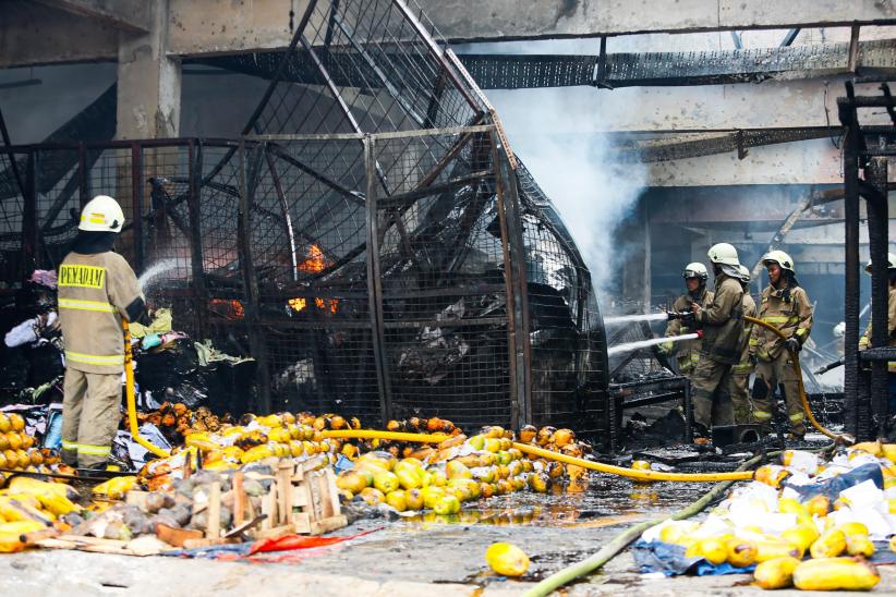 Pasar Induk Kramat Jati Kebakaran, Ratusan Lapak Pedagang Buah Hangus Dilalap Api - Bagian 1