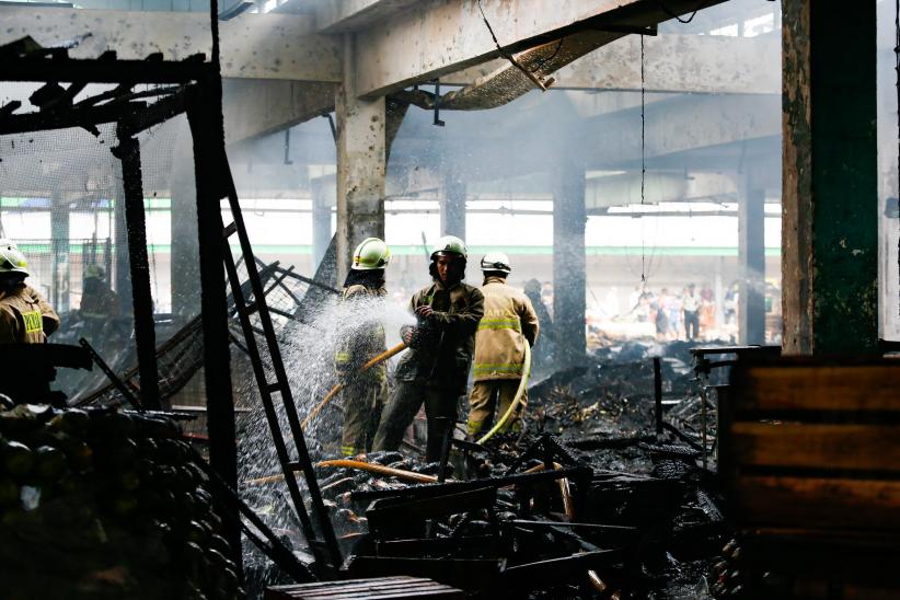 Pasar Induk Kramat Jati Kebakaran, Ratusan Lapak Pedagang Buah Hangus Dilalap Api - Bagian 7