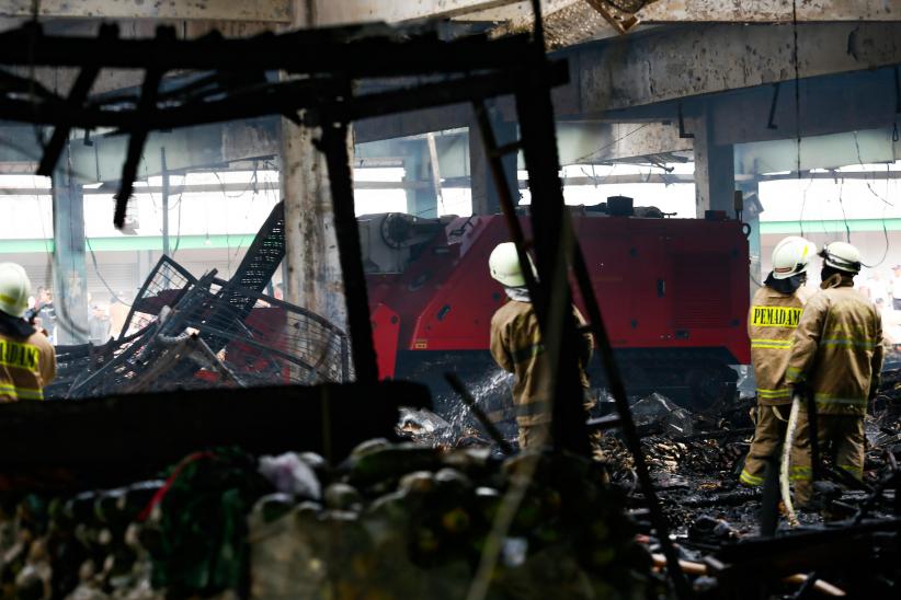 Pasar Induk Kramat Jati Kebakaran, Ratusan Lapak Pedagang Buah Hangus Dilalap Api - Bagian 3