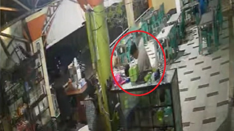 Brutal! Pengunjung Tikam Karyawan Kafe di Parepare Terekam CCTV