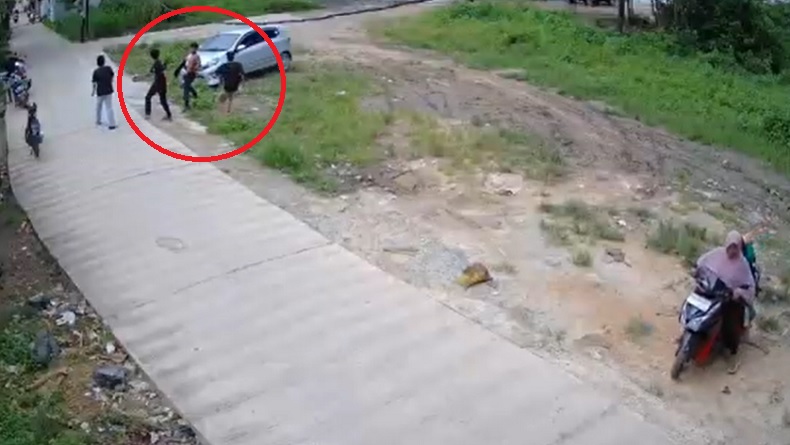 Perkelahian Sengit 2 Lawan 1 di Banjar Terekam CCTV, 1 Tewas Ditikam