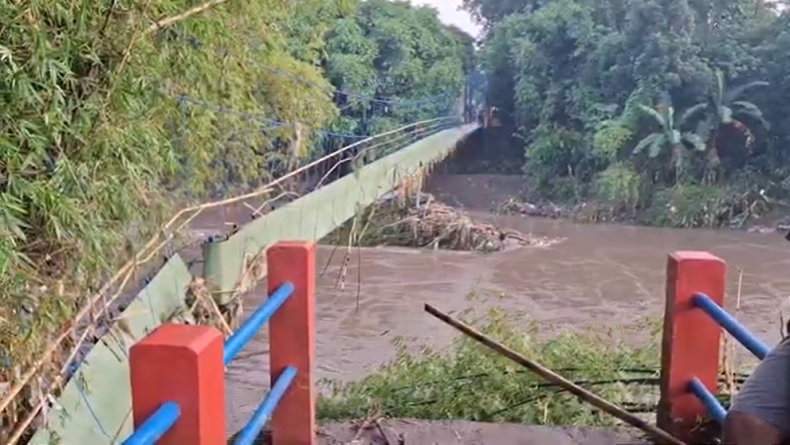 Jembatan Gantung Penghubung 3 Desa di Jember Putus Diterjang Banjir
