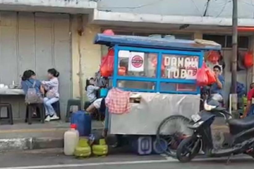 Pedagang Mi Babi Viral di Bandung Lepas Peci usai Disemprot Satpol PP