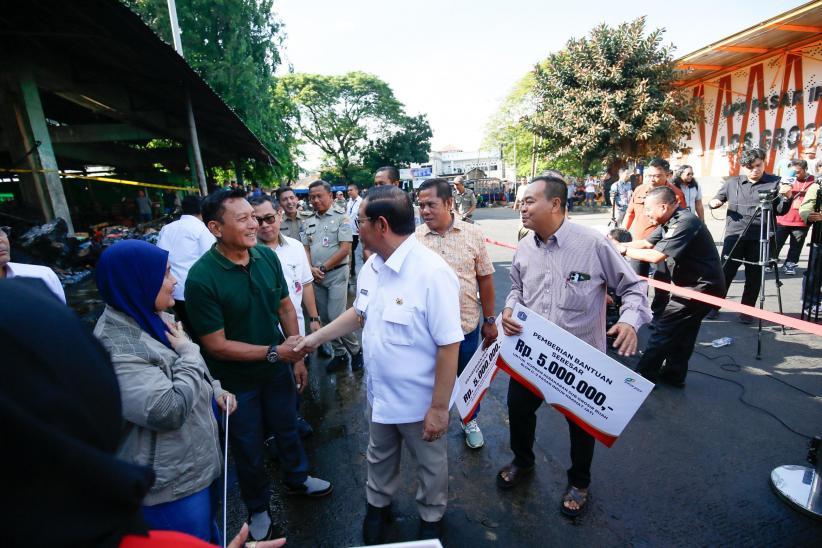 Pemprov DKI Berikan Santunan Rp5 Juta kepada Pedagang Pasar Induk Kramat Jati - Bagian 2
