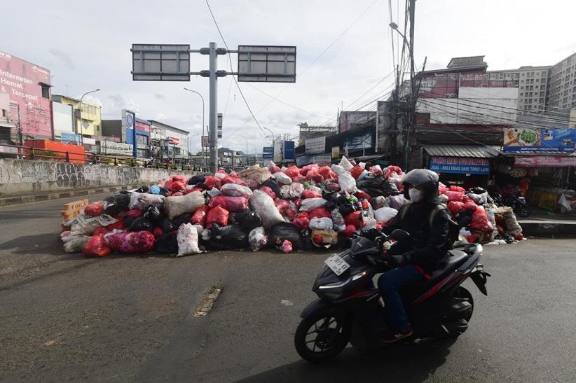 Bau Busuk! Ciputat Tangsel Dipenuhi Tumpukan Sampah - Bagian 8