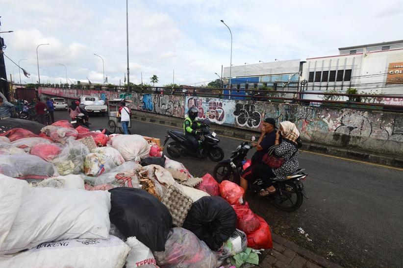 Bau Busuk! Ciputat Tangsel Dipenuhi Tumpukan Sampah - Bagian 6