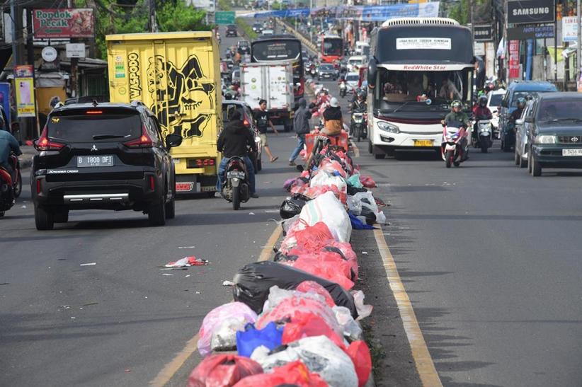 Bau Busuk! Ciputat Tangsel Dipenuhi Tumpukan Sampah - Bagian 7