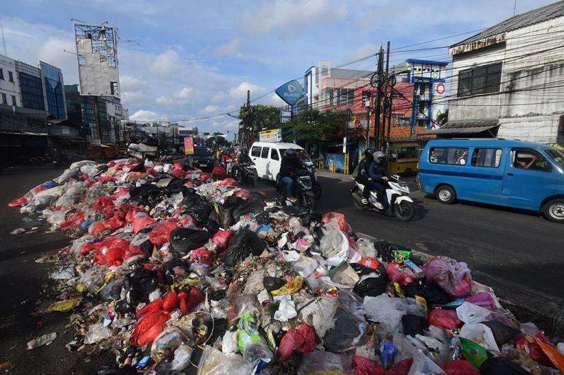 Bau Busuk! Ciputat Tangsel Dipenuhi Tumpukan Sampah - Bagian 4