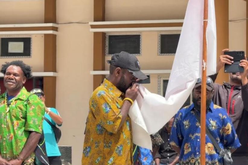 5 Tokoh OPM di Intan Jaya Kembali ke Pangkuan NKRI, Cium Bendera Merah Putih