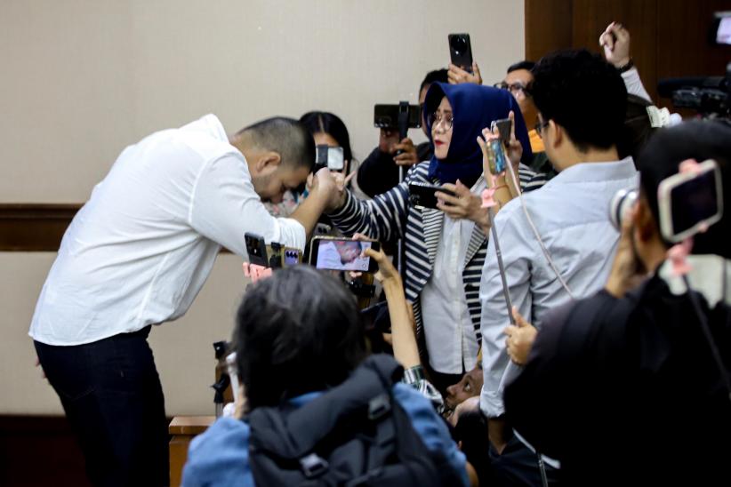 Tampang Ammar Zoni Dibawa dari Nusakambangan Ikut Sidang Kasus Narkoba    - Bagian 4