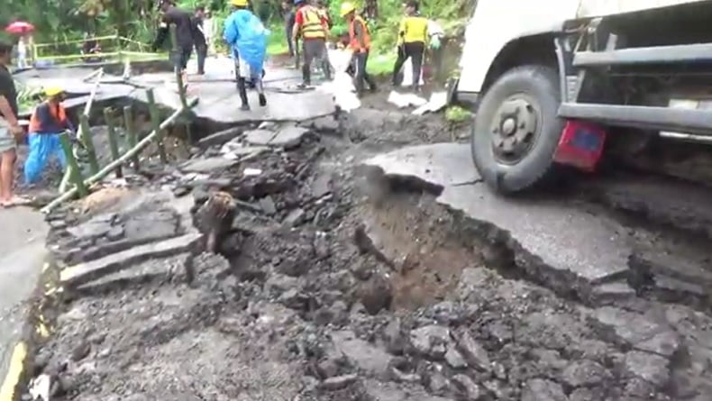 Jalan Nasional Sukabumi Ambles, Akses Wisata Geopark Ciletuh Putus Total