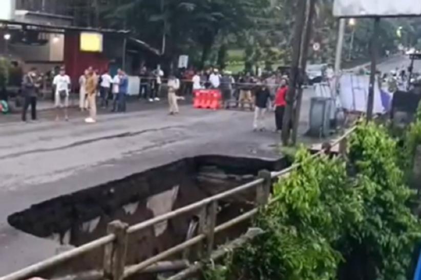 Jalur Wisata Ubud Gianyar Ambrol Diguyur Hujan Deras, Arus Lalin Ditutup Total