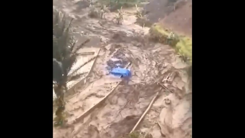 Sungai Gung Meluap, Banjir Bandang Terjang Kolam Pemandian Air Panas Pancuran 13 Guci 