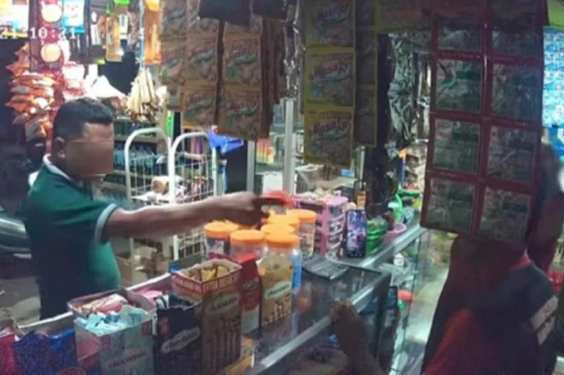 Viral Video Oknum Polisi Diduga Mabuk Ancam Pemilik Kios di Sikka NTT