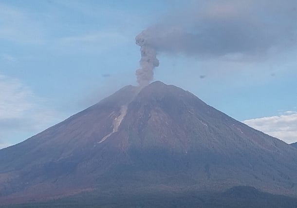 Gunung Semeru Meletus Hari Ini, Semburkan Abu Vulkanik 1.200 Meter