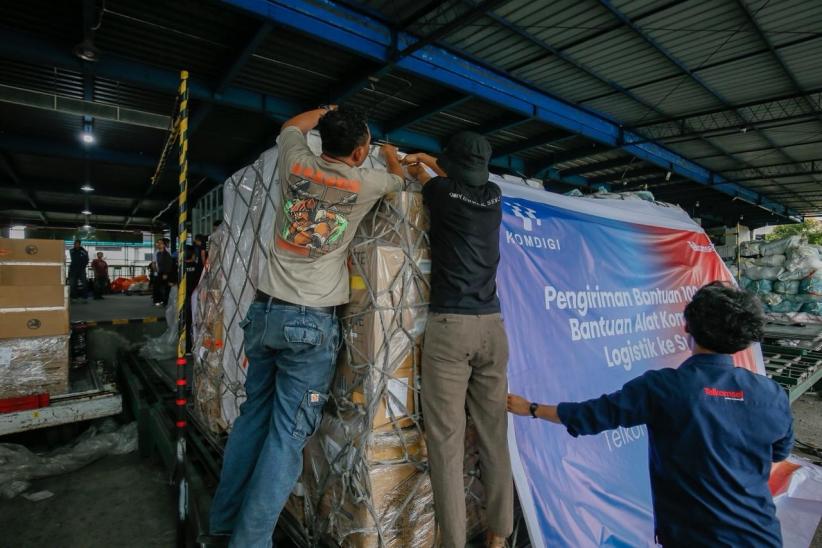 Pulihkan Jaringan Sumatera, Komdigi Kirim 100 Genset dan 500 Ponsel - Bagian 4