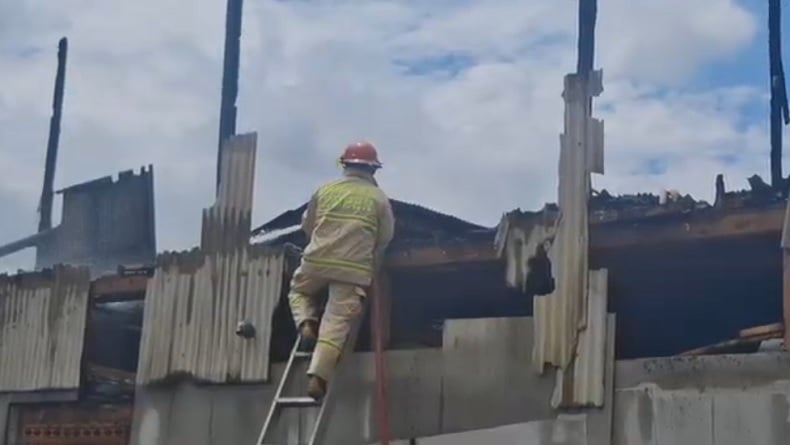 Kebakaran Mes Karyawan Rumah Makan di Jember, Warga Panik Lihat Kobaran Api