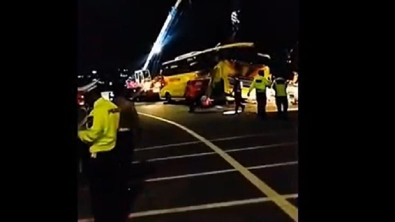 TKP Kecelakaan Maut di Semarang, Bus Melaju Kencang di Tikungan Simpang Susun dan Terguling