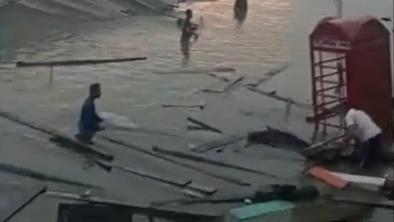 Kawasan Wisata Kuliner Pantai Selatan Bangkalan Porak-poranda Diterjang Puting Beliung