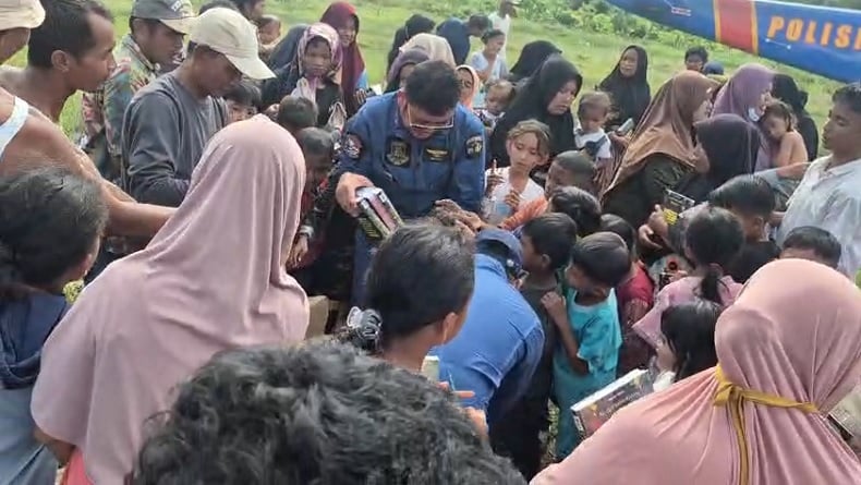 Pilot dan Kru Helikopter AW-169 Salurkan 145 Mushaf Alquran untuk Korban Banjir Aceh Tamiang