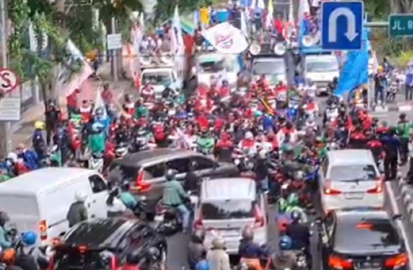 Surabaya Lumpuh! Ribuan Buruh Blokade Jalan, Tolak UMP Jatim Rp2,4 Juta!