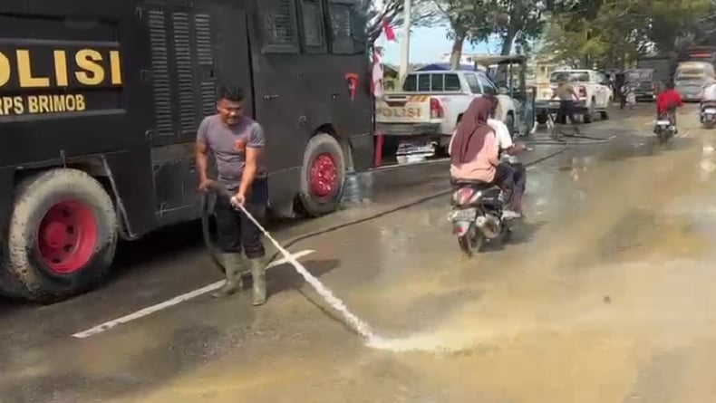Polisi Bersihkan Jalan Protokol Aceh Tamiang Pascabanjir, Kurangi Debu Jaga Kesehatan Warga