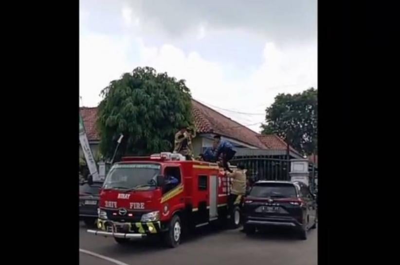 Viral Aksi Damkar Padamkan Kebakaran Pakai Baju Korpri, Rela Tinggalkan Pelantikan PPPK