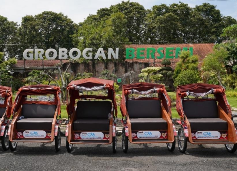 Penarik Becak Lansia Grobogan Bersyukur Terima Becak Listrik dan Anak Dapat MBG dari Presiden Prabowo