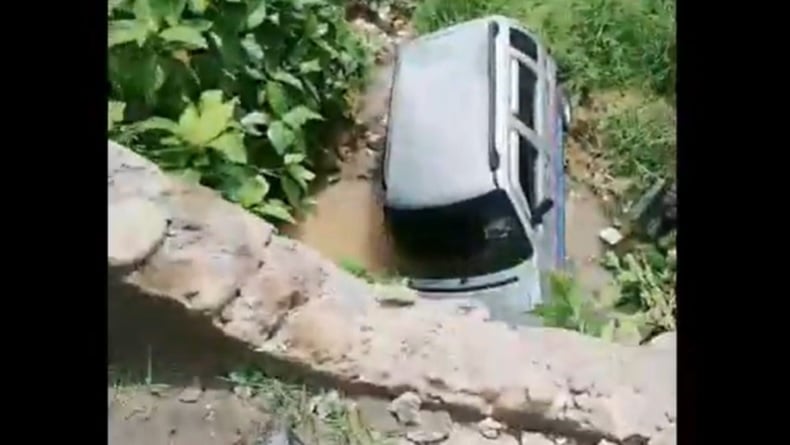 Detik-Detik Mobil Dikemudikan Emak-Emak di Jember Terjun ke Sungai Terekam CCTV