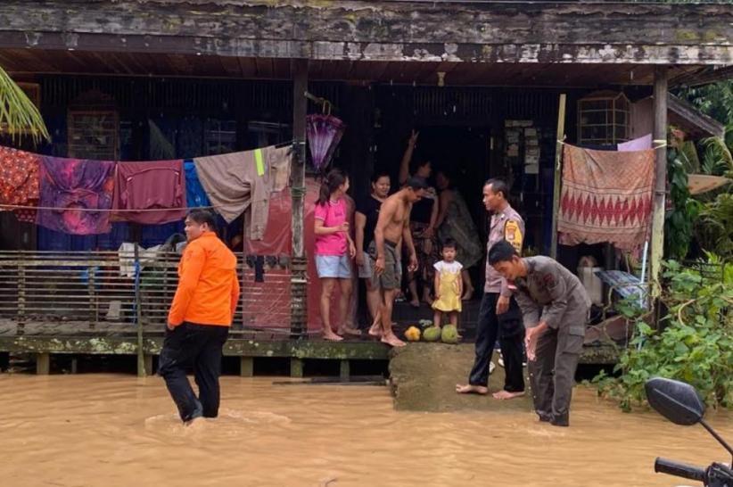 Banjir Kalsel Mulai Surut, Ribuan Warga Balangan dan HSS Mulai Bersih-Bersih
